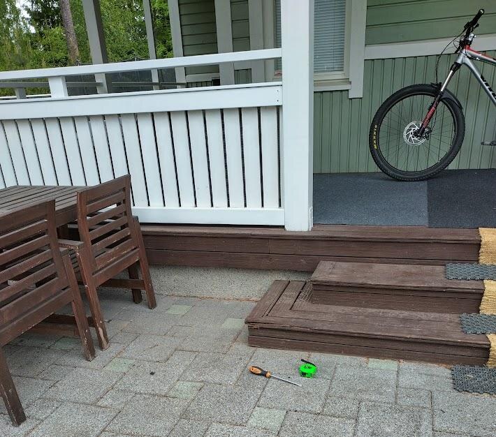 Peittyneen tarkastuskaivon paikannus rakennuksen vierustalla